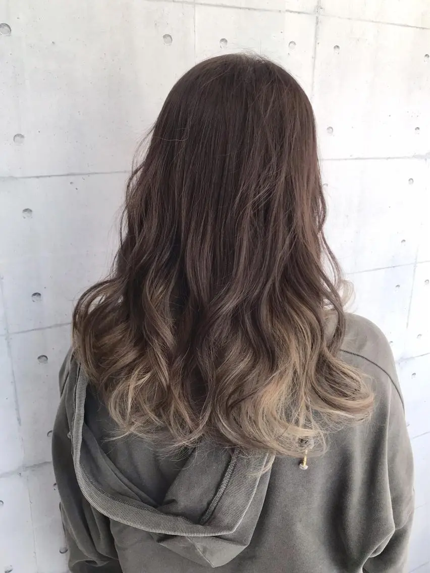 セミロング カラー ブリーチ グレージュ インナーカラー 高木 麻知子のヘアスタイル