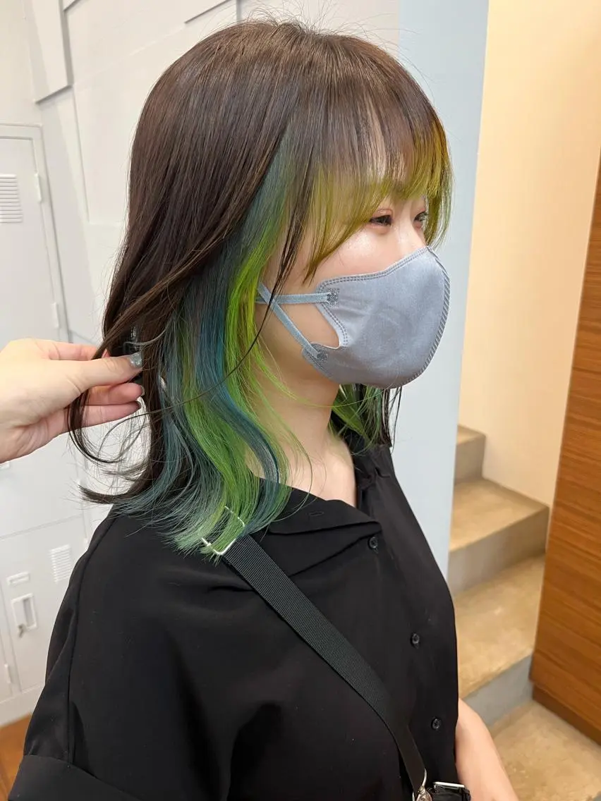 セミロング カラー デザインカラー インナーカラー カット ヘアカラー 柏木 彩花のヘアスタイル