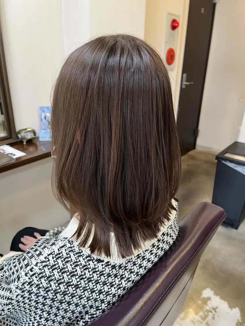 ミディアム ミディアムレイヤー レイヤーカット 外ハネヘア カット ヘアカラー トリートメント 澤崎 希望のヘアスタイル