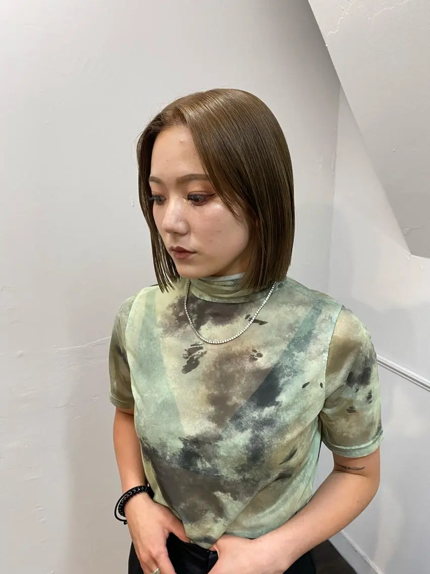 ミディアム カラー ヘアアレンジ 切りっぱなしボブ ベージュカラー ブリーチ ダブルカラー グレージュ カット ヘアカラー トリートメント レイヤーカット×髪質 改善🇰🇷シオリのヘアスタイル