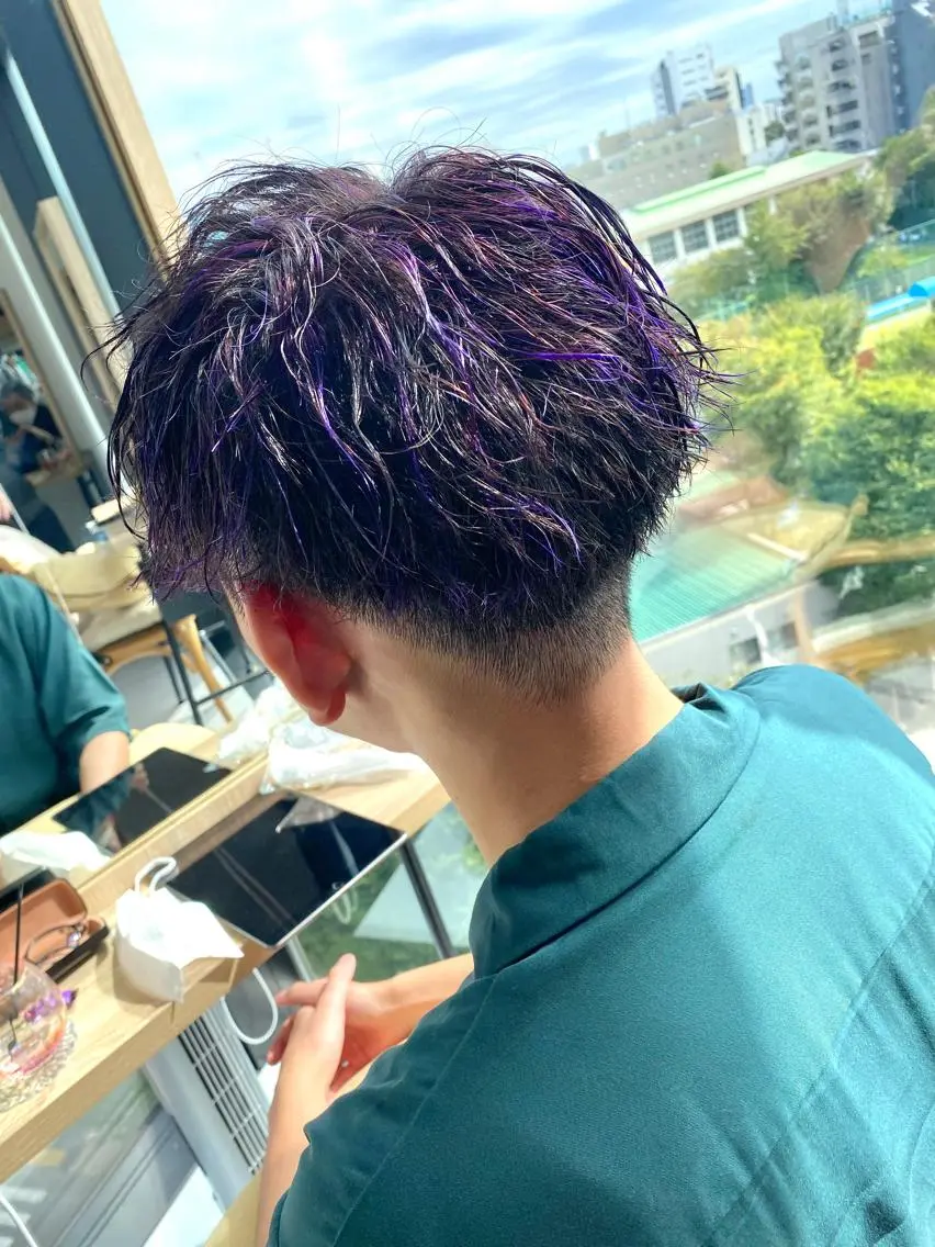 ミディアム カラー パーマ メンズ メンズメッシュ メッシュ パープルカラー 似合う髪型見つけます AYAKAのヘアスタイル