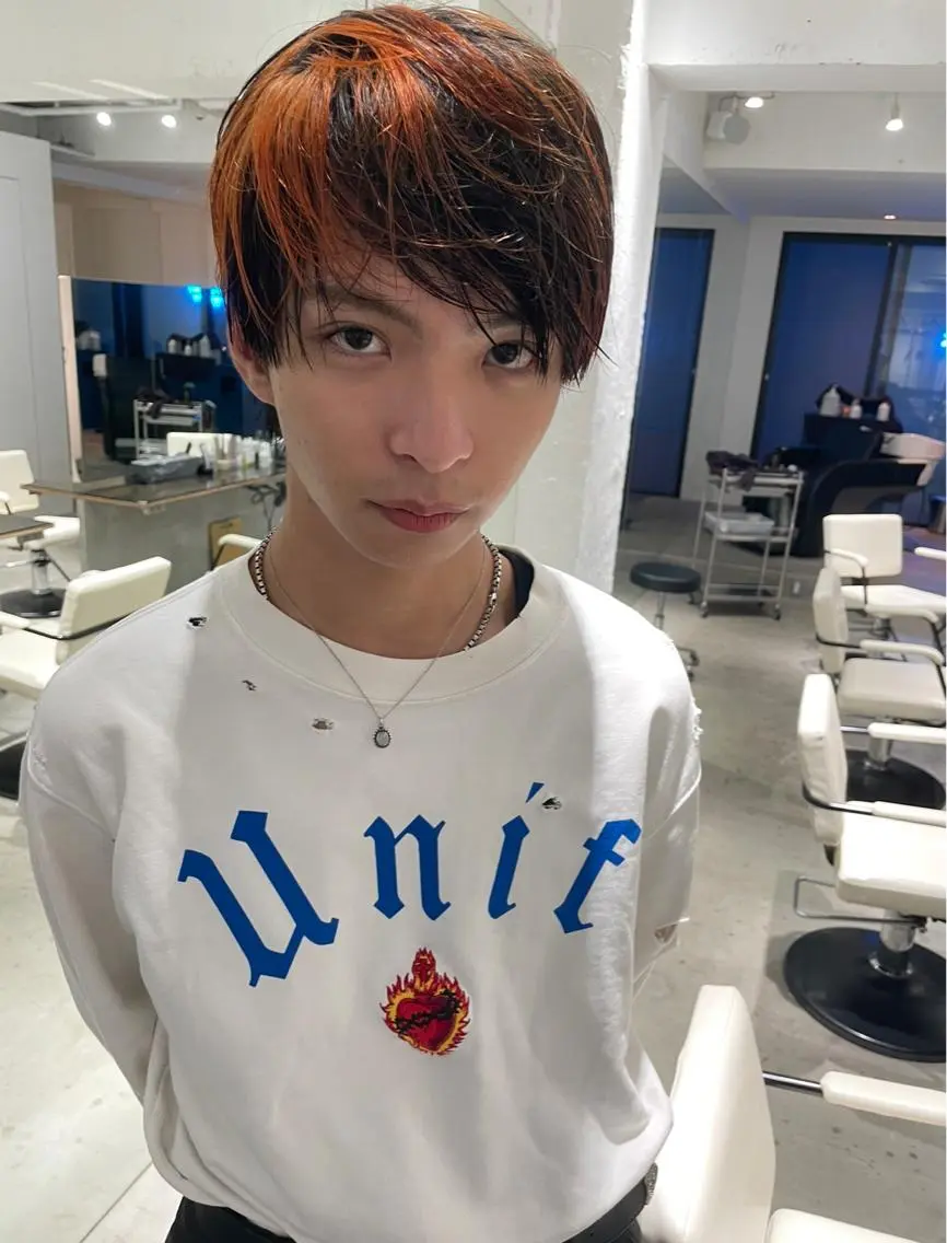 ショート カラー メンズ メンズバレイヤージュ メンズブリーチ センターパート フェードカット メンズハイライト スパイラルパーマ 🌐hina⭐️のヘアスタイル