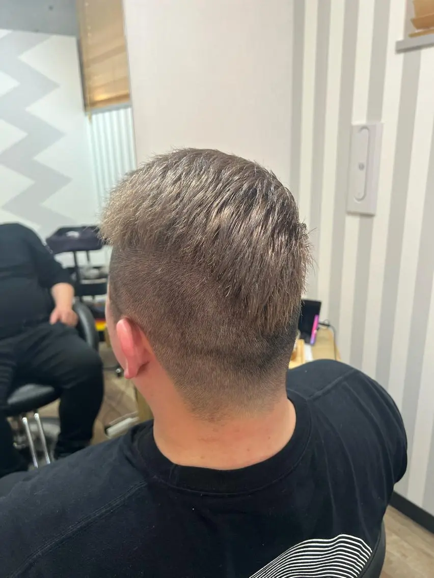 ショート カラー メンズ シールエクステ メンズバレイヤージュ メンズブリーチ メンズハイライト メンズハイトーン ヘアカラー 吉野 瑳桜のヘアスタイル