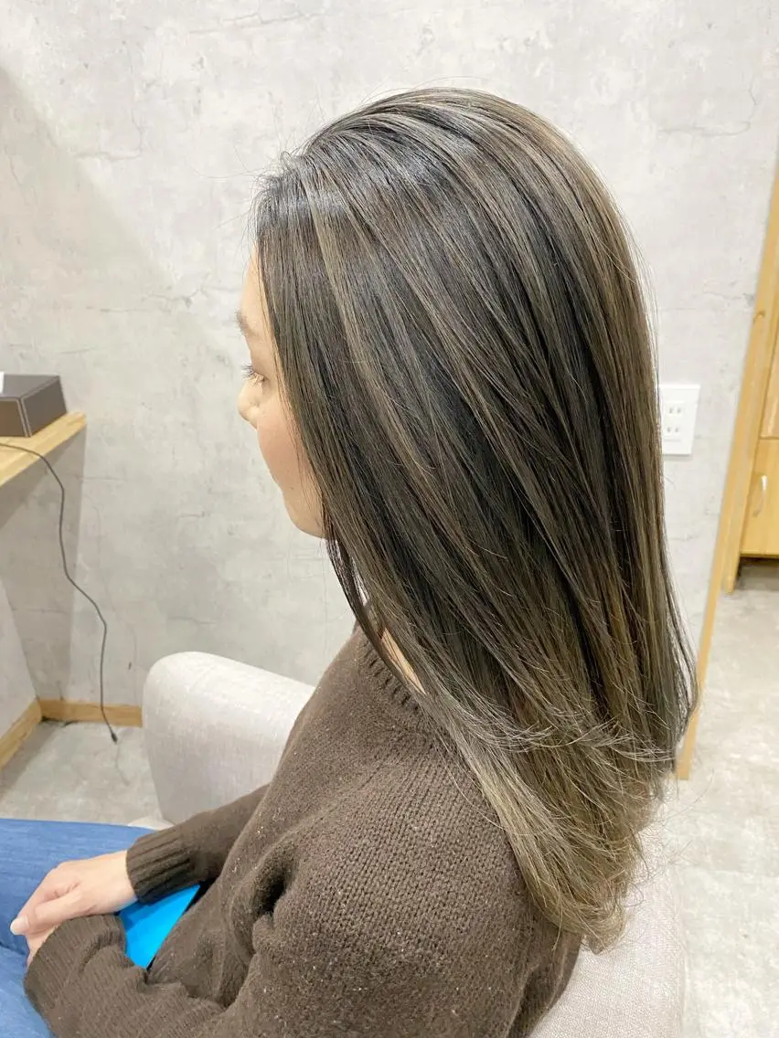 セミロング レイヤーカット ヘアカラー トリートメント ROI 【ロイ】のヘアスタイル