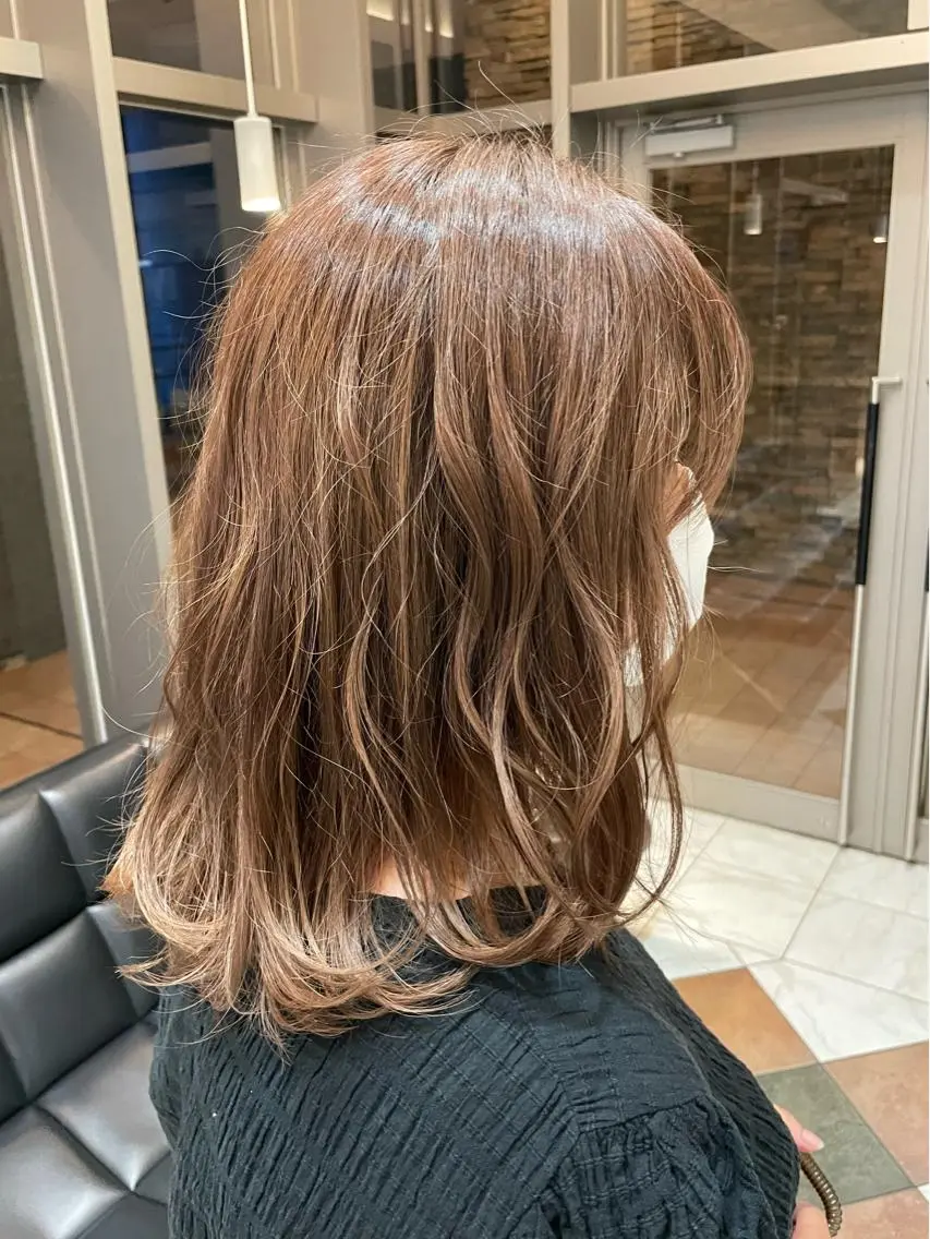 セミロング カット ヘアカラー 新籾 尚哉のヘアスタイル