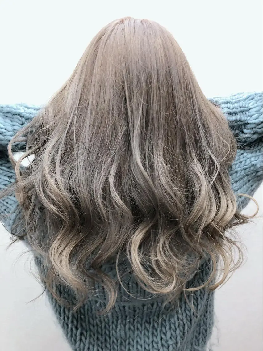 ロング カラー ブリーチ イルミナカラー ヤナ マネージャーのヘアスタイル