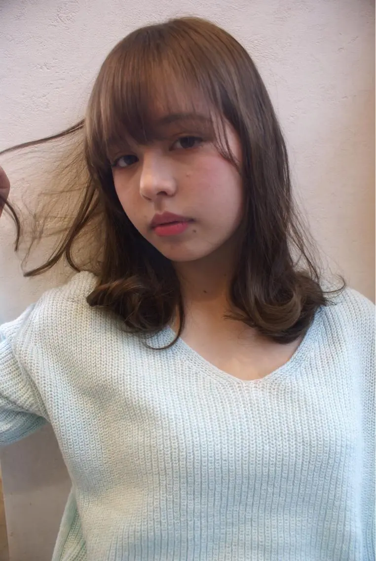 ミディアム カラー グレージュ シンプル+αな デザインを 松崎陸のヘアスタイル