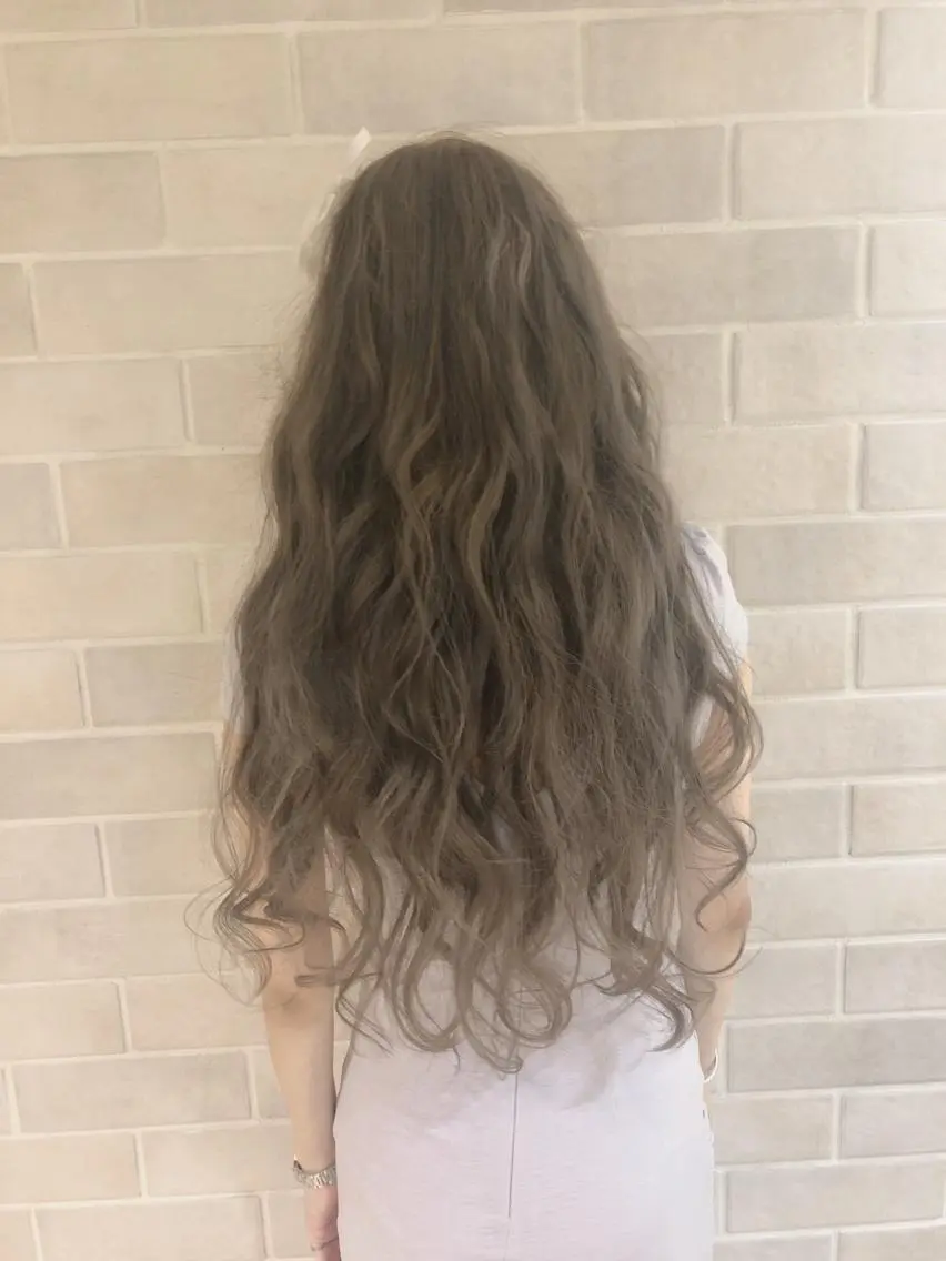 ロング カラー 透明感カラー グレージュ 湯田実津希🤎 ﾐﾙｸﾃｨ専門のヘアスタイル