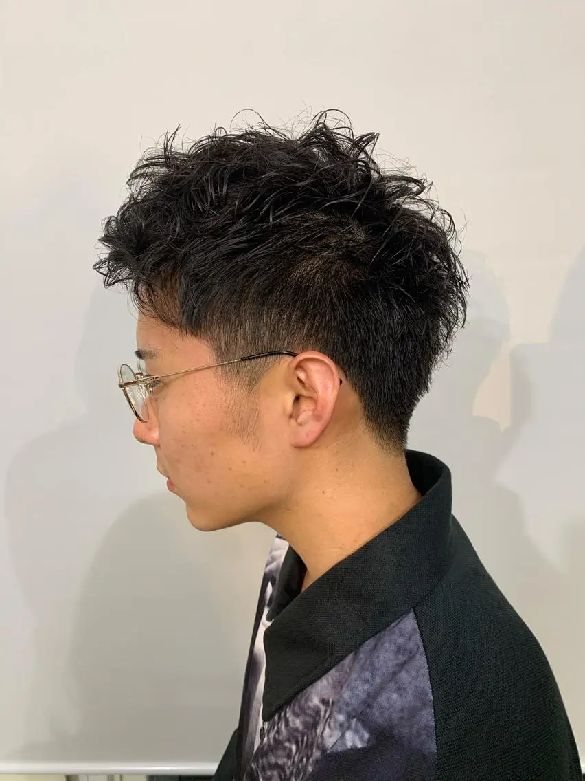 ショート パーマ メンズ メンズパーマ 刈り上げ ニュアンスパーマ 加藤 綾華のヘアスタイル