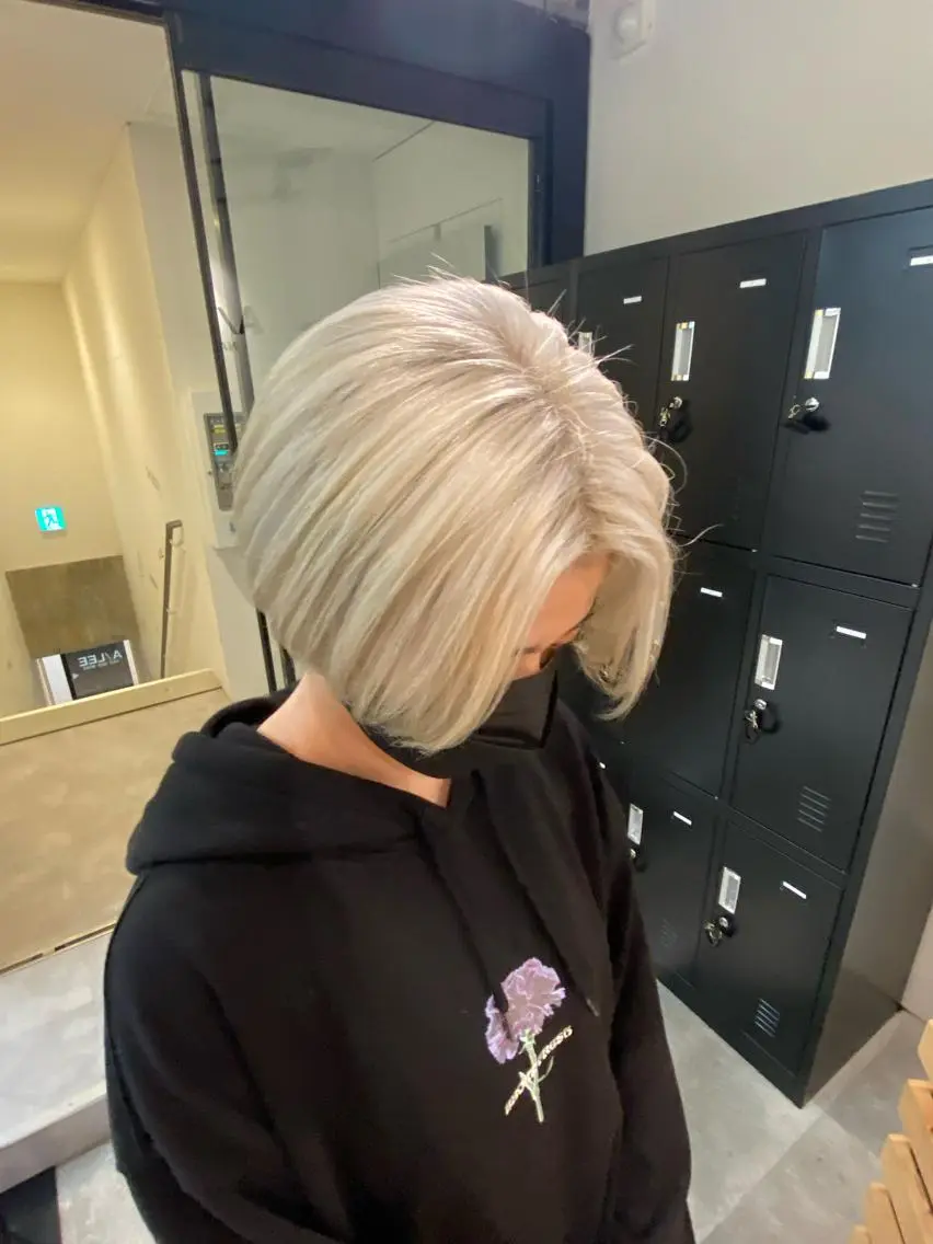 ショート カラー ブロンド ヘアカラー トリートメント ウルフカット レイヤーカット上柿のヘアスタイル
