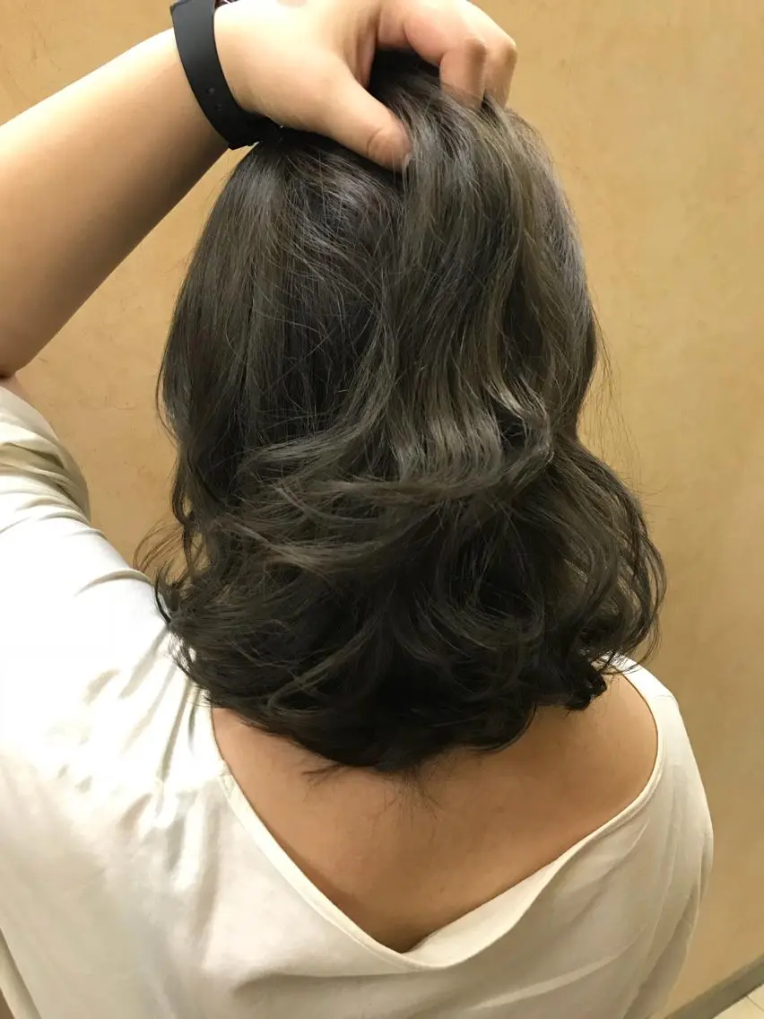 ミディアム カラー アディクシーカラー ブリーチ シルバー shi hoのヘアスタイル