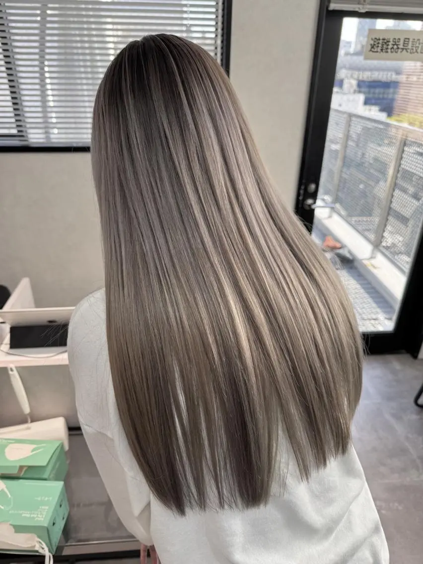 ロング アッシュ アッシュグレー 外国人風カラー 髪質改善 レイヤーカット ハイトーン カラーのヘアスタイル