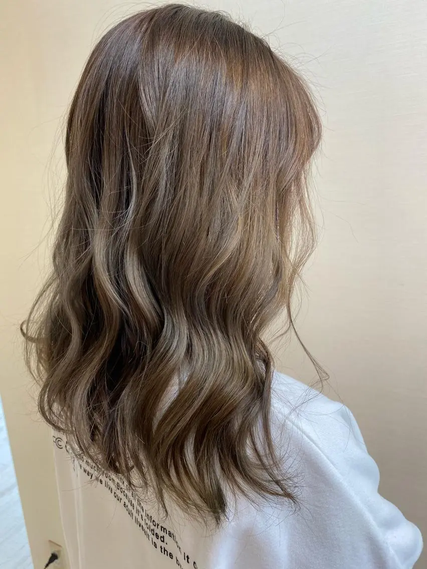 ロング カラー ブリーチ グラデーションカラー グレージュ ハイライトカラー ハイライト 小顔レイヤー/ ベージュ🤍Rieのヘアスタイル