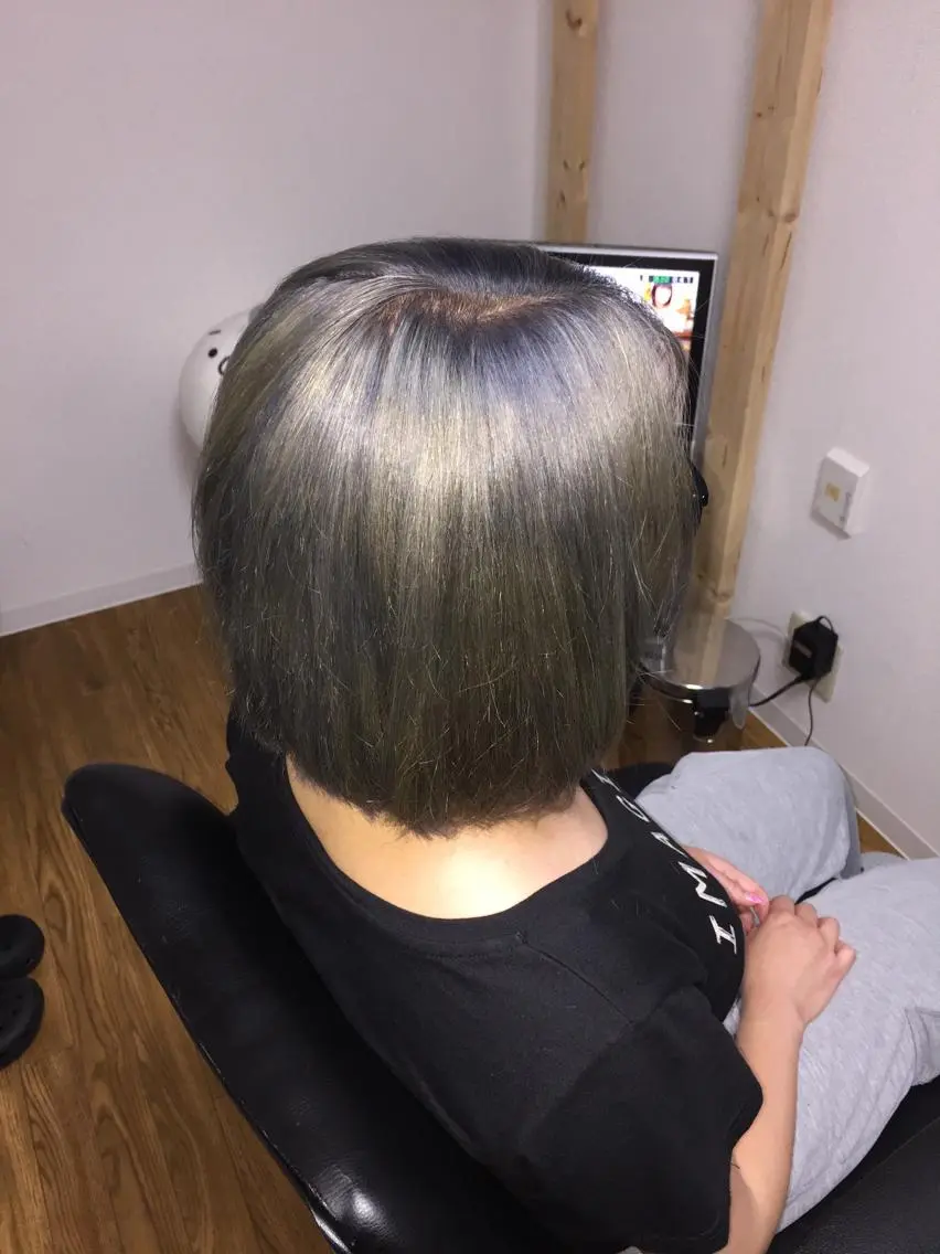 ミディアム カラー アッシュ ブリーチ シルバー じょん 。のヘアスタイル