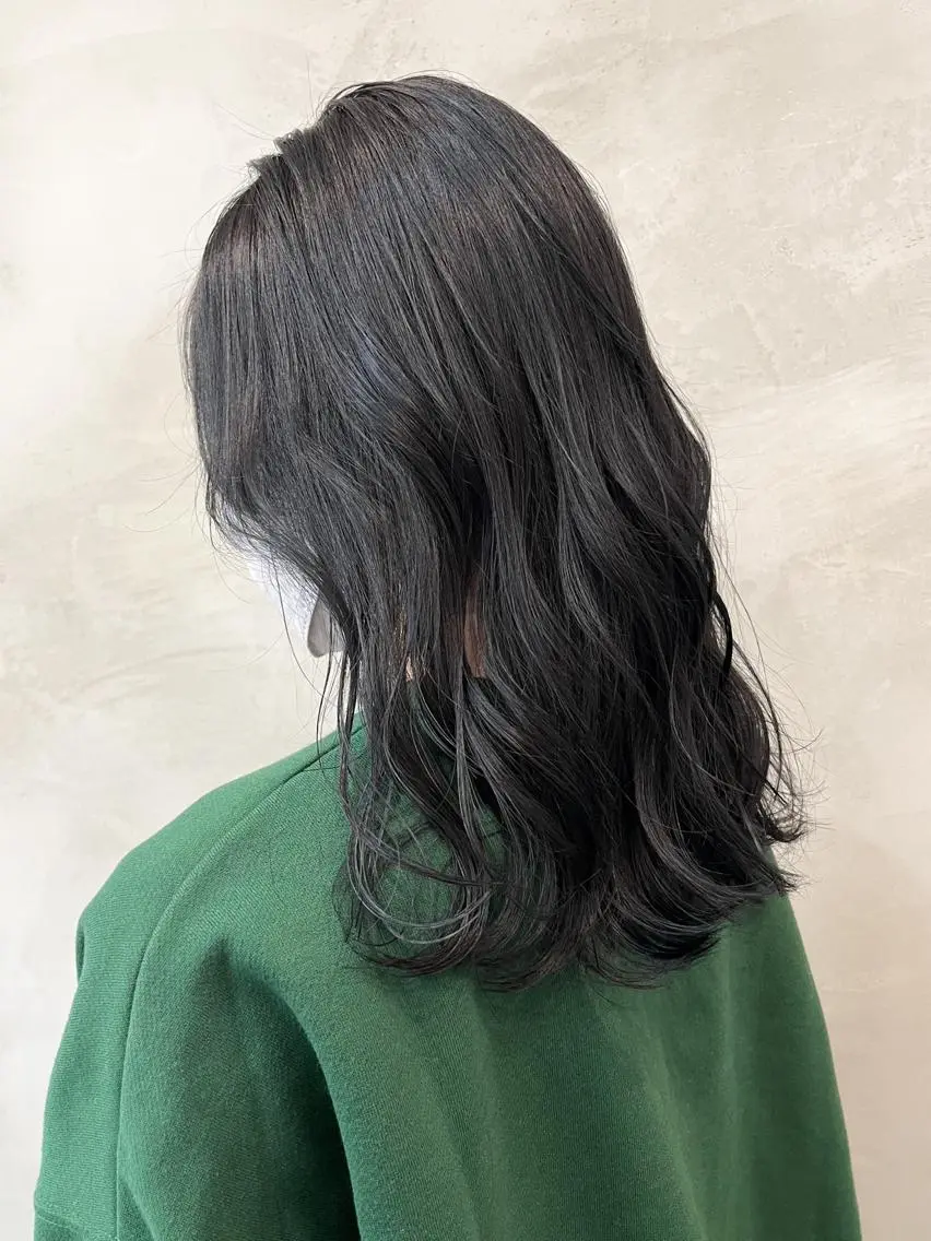 セミロング カラー ブルーカラー ブルーグレー ハイライトカラー ハイライト カット ヘアカラー トリートメント 🫧透明感カラー🫧 OIKAWAのヘアスタイル