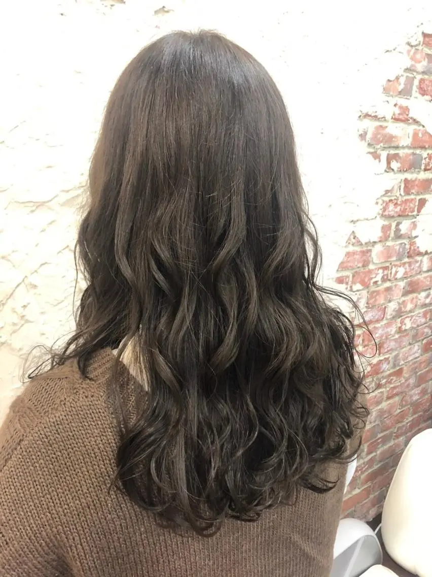 ロング カラー ブリーチ 透明感カラー グレージュ ブリーチなしカラー ヘアカラー トリートメント LUSTY 長井明里のヘアスタイル