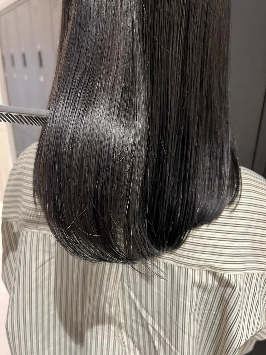 セミロング カラー ダークグレー 暗髪カラー🫐パーマ おくだりんかのヘアスタイル