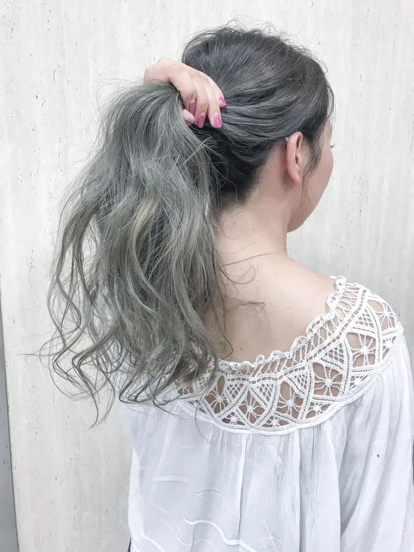 ロング カラー アッシュ ブリーチ ハイトーンカラー シルバー シルバーアッシュ BOX mico.のヘアスタイル