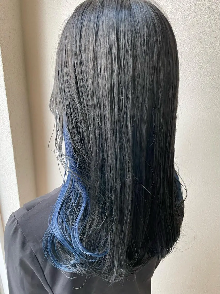 セミロング カラー アッシュ ブリーチ ブルーカラー 沢田 瞳のヘアスタイル