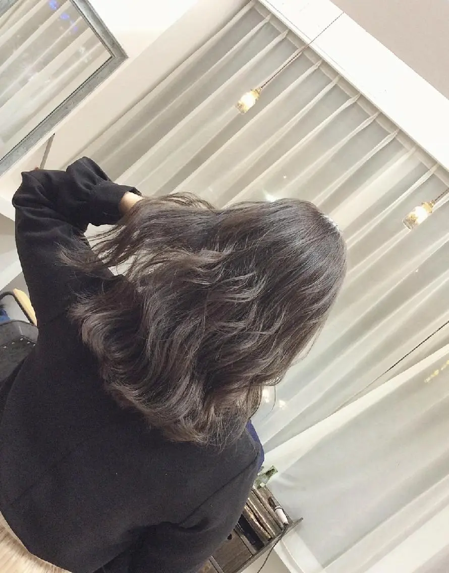 ロング カラー グレージュ 大場 友稀のヘアスタイル