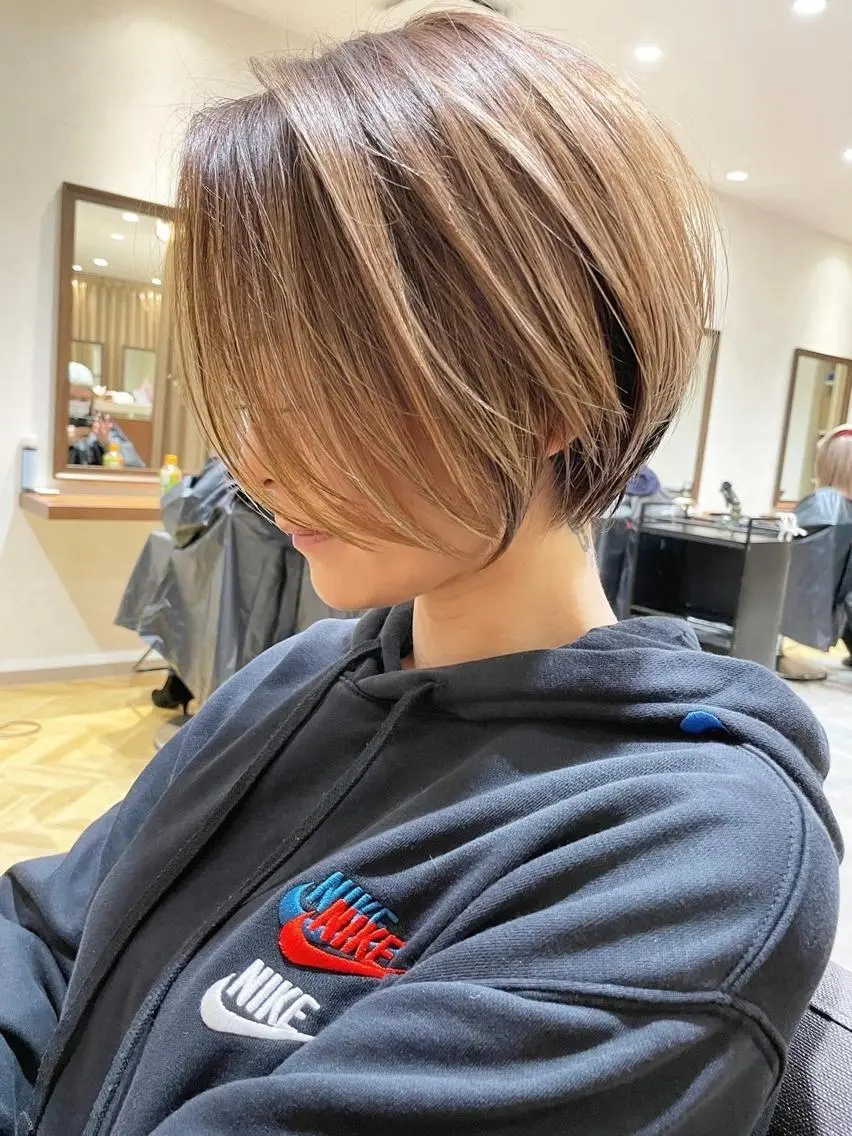 ショート 透明感オリーブ🫒/ ブリーチなしWカラーのヘアスタイル