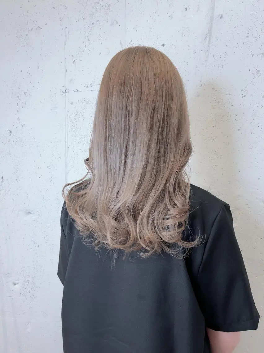 ロング カラー 透明感ハイトーン🦄 キラ🌈のヘアスタイル