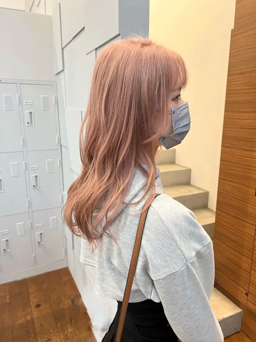ロング カラー ブリーチ 柏木 彩花のヘアスタイル