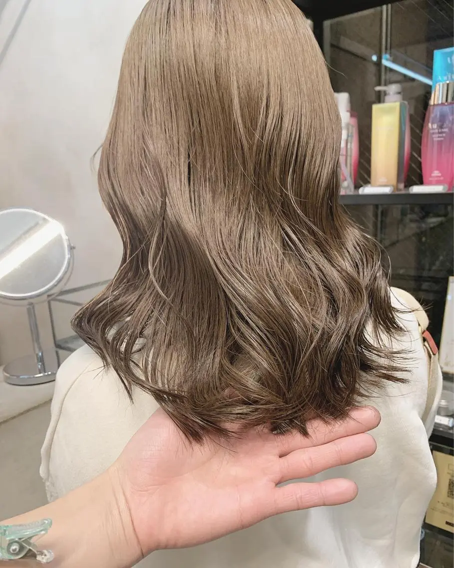 ミディアム カラー マツエク・マツパ ハイトーンボブ 前田 表参道　グレージュのヘアスタイル