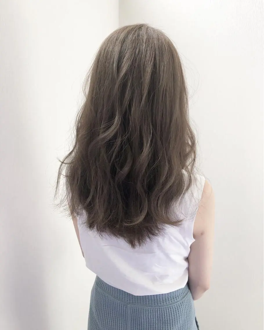 ロング カラー ベージュカラー 白井 つづりのヘアスタイル