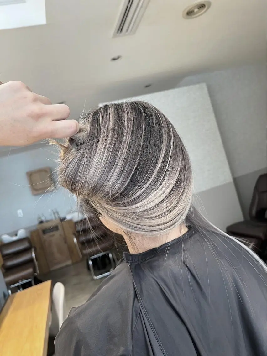 セミロング カラー バレイヤージュ シルバー ホワイトシルバー レイヤーカット ヘアカラー トリートメント 指名数No.1 /NAOYAのヘアスタイル