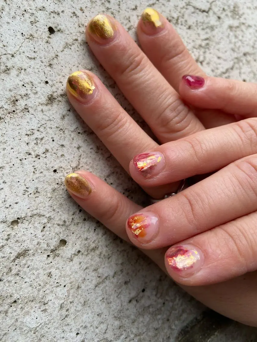 ネイル ミラーネイル ニュアンスネイル 赤色 ショートネイル . unffのネイルデザイン