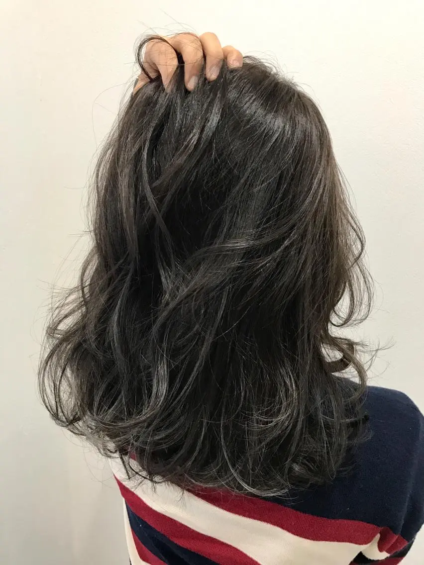 ミディアム カラー アッシュ アッシュグレー ブリーチ ハイライトカラー ブリーチなしカラー 若杉 諒のヘアスタイル