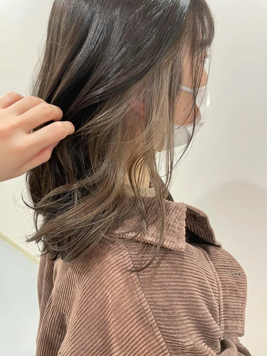 ミディアム カラー akane .のヘアスタイル