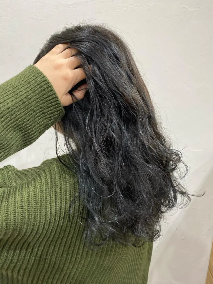ロング カラー パーマ ヘアアレンジ ブリーチ ブルーカラー ブルージュ 透明感カラー ブリーチなしカラー ヘアカラー 暗髪カラー🫐パーマ おくだりんかのヘアスタイル
