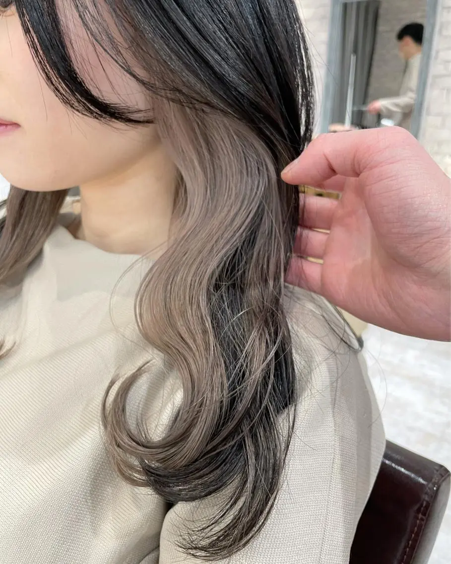 セミロング カラー ブリーチ 透明感カラー グレージュ インナーカラー ミルクティーグレージュ カット ヘアカラー 溝口 恭章のヘアスタイル