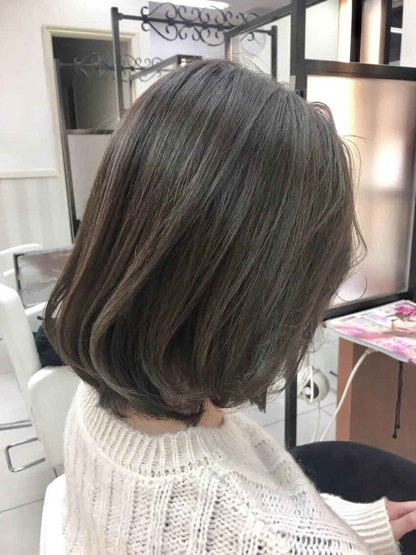 カラー アッシュ アッシュグレー イルミナカラー カット ヘアカラー トリートメント ブリーチ/バレイヤ ージュ川端裕司のヘアスタイル