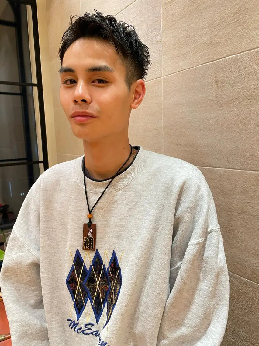 ショート メンズ メンズパーマ 刈り上げ 白髪ぼかしハイライト 脱白髪染めのヘアスタイル