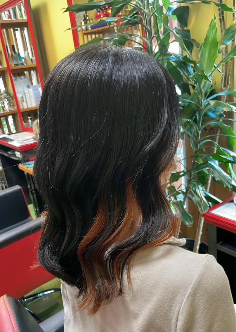 セミロング カラー インナーカラー オレンジ トリートメント デザインカラー🏝️ 須賀汐音のヘアスタイル