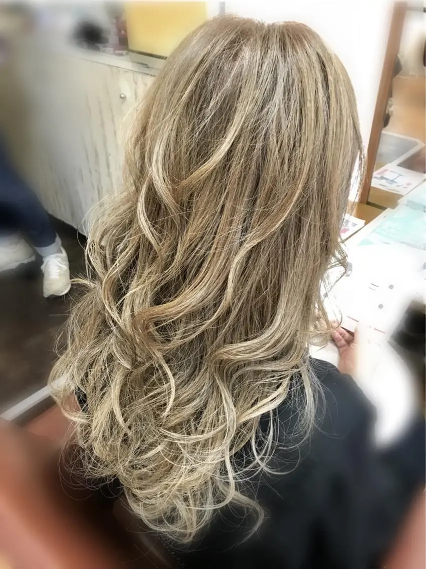 ロング カラー ブリーチ グラデーションカラー カット ヘアカラー トリートメント LINK yumiのヘアスタイル