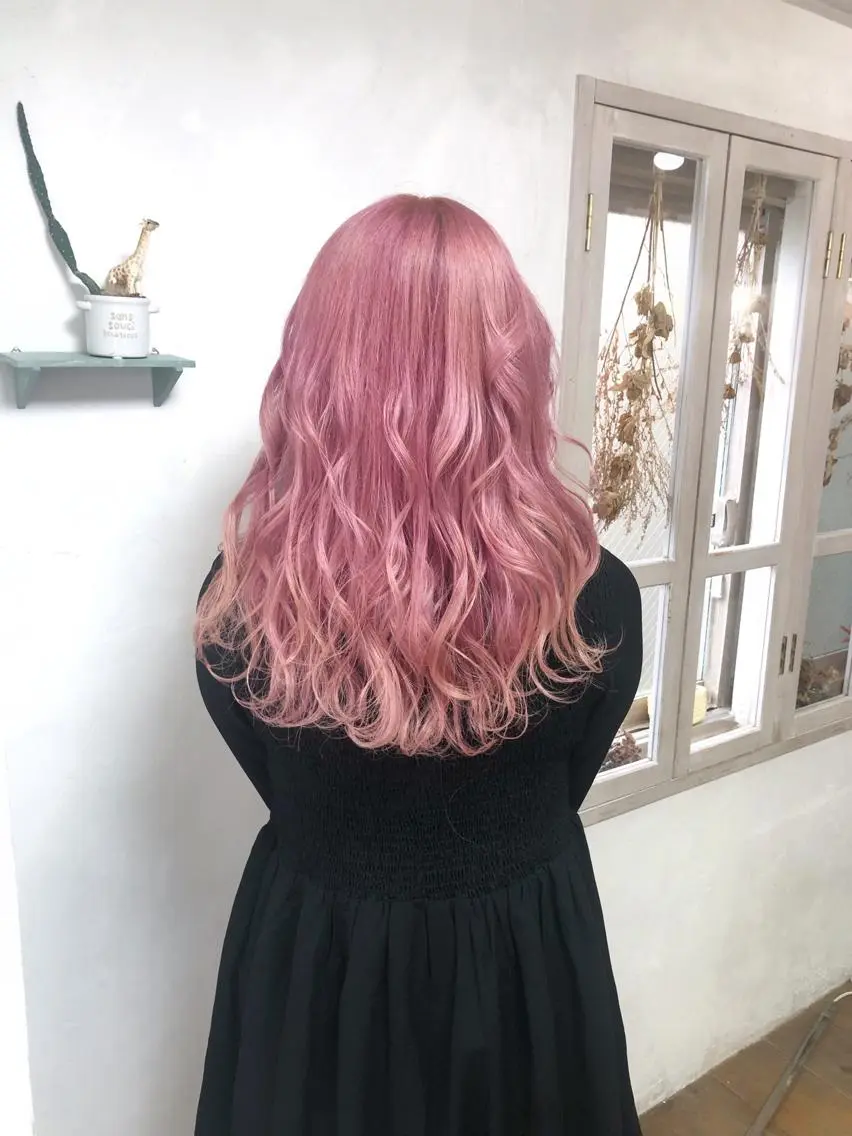 セミロング カラー パーマ ヘアアレンジ ピンクカラー ヘアカラー トリートメント 推し活専用 【派手髪】飯野ゆかりのヘアスタイル