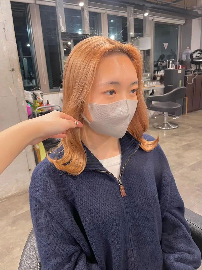 ミディアム カラー パーマ ヘアアレンジ メンズ キッズ ネイル マツエク・マツパ アイブロウ メンズブリーチ ベージュカラー ブリーチ オレンジ オレンジベージュ 透明感カラー・レイヤ ー🎀amika🎀のヘアスタイル
