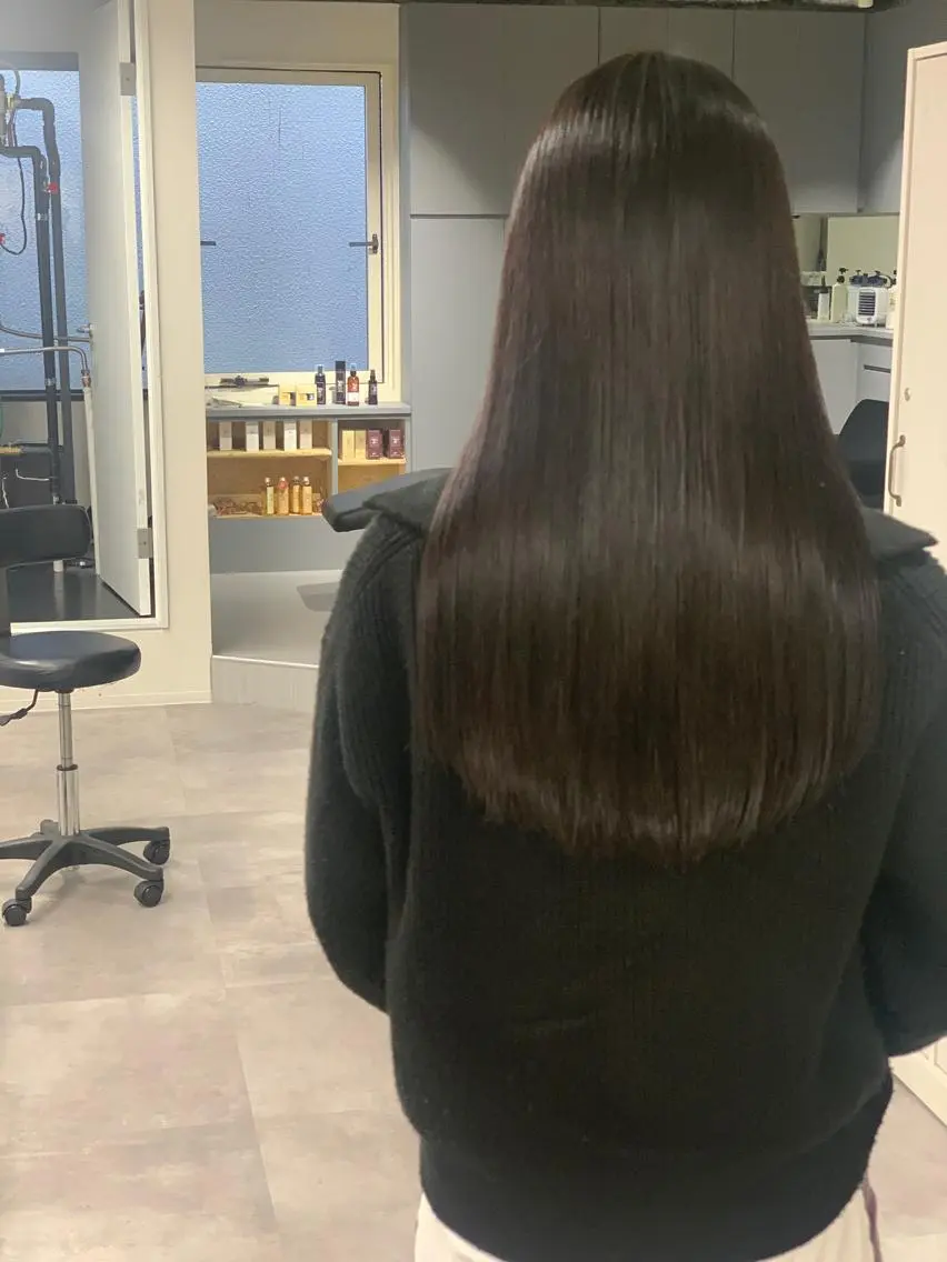 ロング アッシュ ハイライト 髪質改善 レイヤーカット ロング カット ヘアカラー 縮毛矯正 トリートメント ルーチェヘアー 北摂エリアNo.1のヘアスタイル