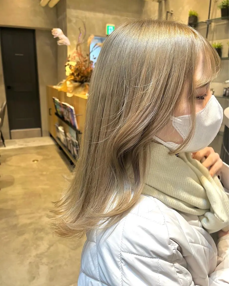 ミディアム カラー ベージュカラー ブリーチ ダブルカラー ミルクティーベージュ 《韓国レイヤー特化》 艶髪✨EMIのヘアスタイル