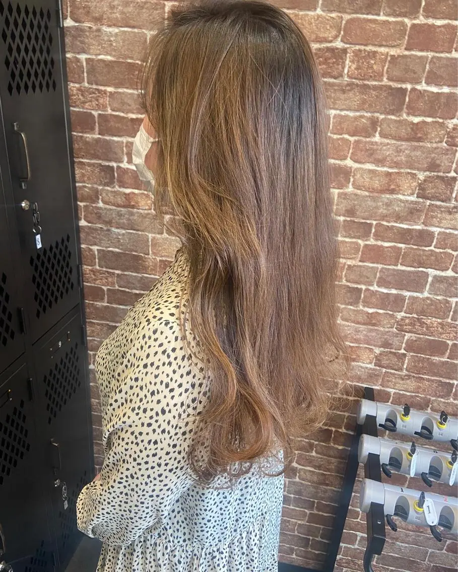 ロング カラー パーマ ヘアアレンジ メンズ キッズ ネイル マツエク・マツパ アイブロウ アッシュ ベージュカラー 透明感カラー ミルクティーベージュ 眉カラー 久木原 ゆりのヘアスタイル