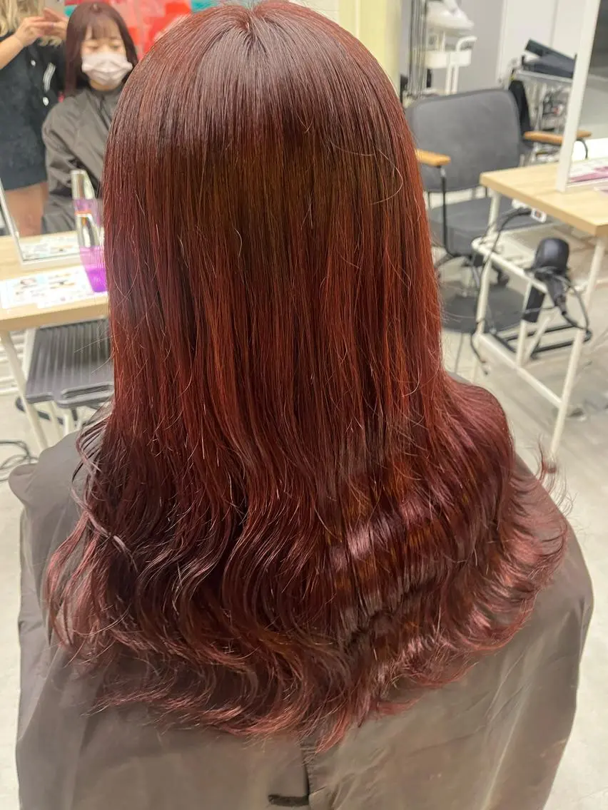 セミロング カラー ネイル ブリーチ ブリーチなしカラー レッドカラー ワンカラーネイル 赤色 ヘアカラー トリートメント mai🤍縮毛酸性ス トレート/アイリストのヘアスタイル