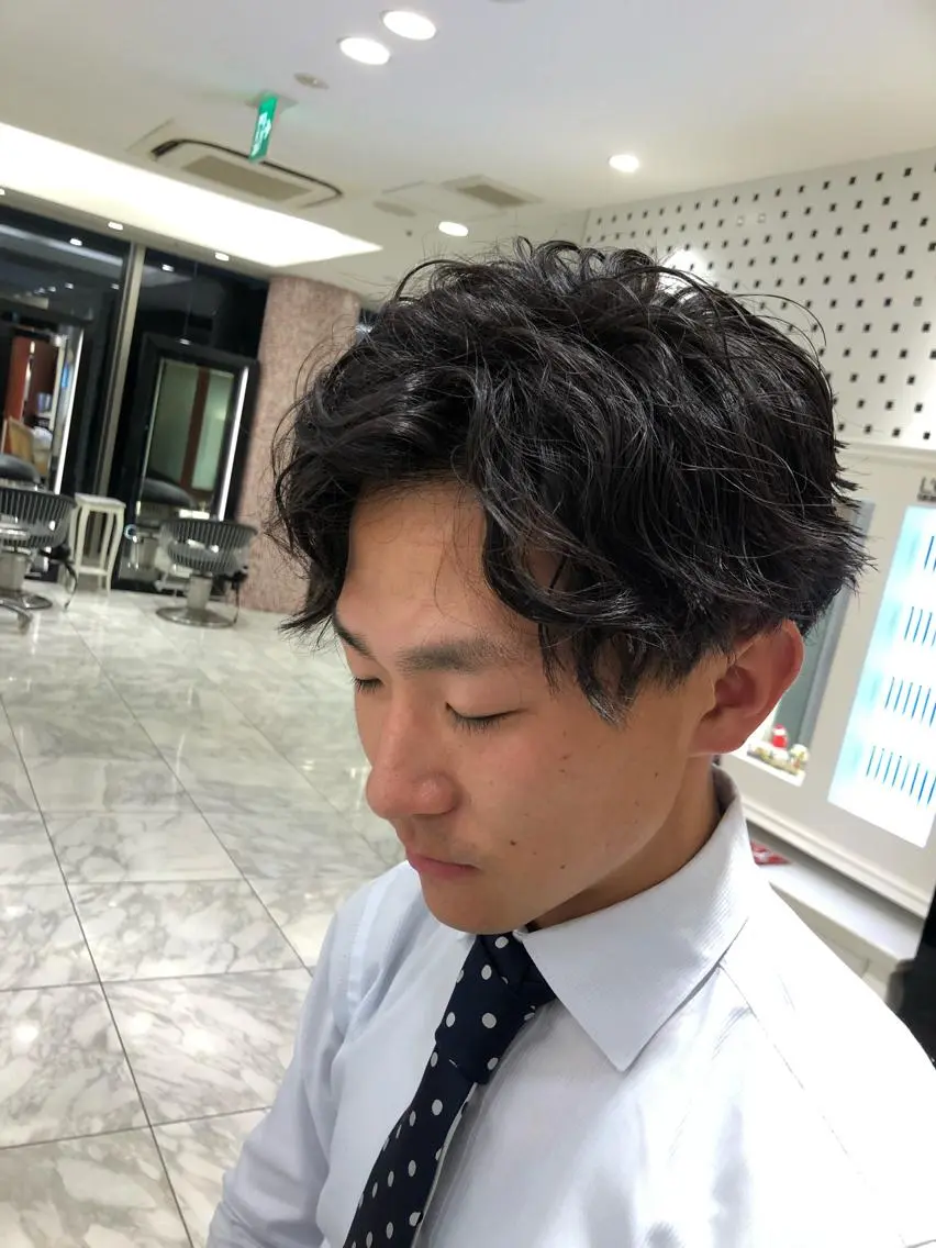 ショート パーマ メンズ センターパート マッシュ メンズパーマ カット 波巻きウェーブ 韓国風パーマ 纐纈のヘアスタイル