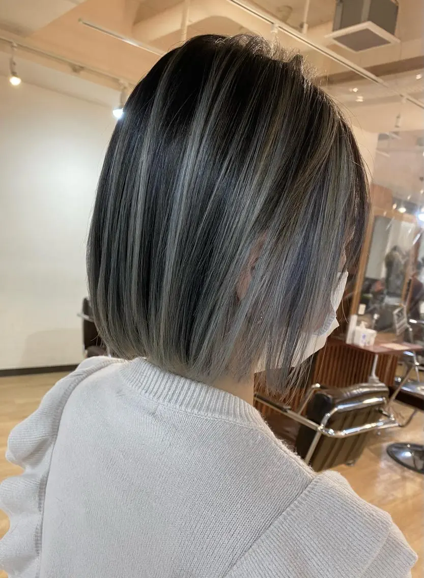 ショート カラー バレイヤージュ ボブ レイヤーカット 白髪ぼかし バレイヤージュ志鎌のヘアスタイル