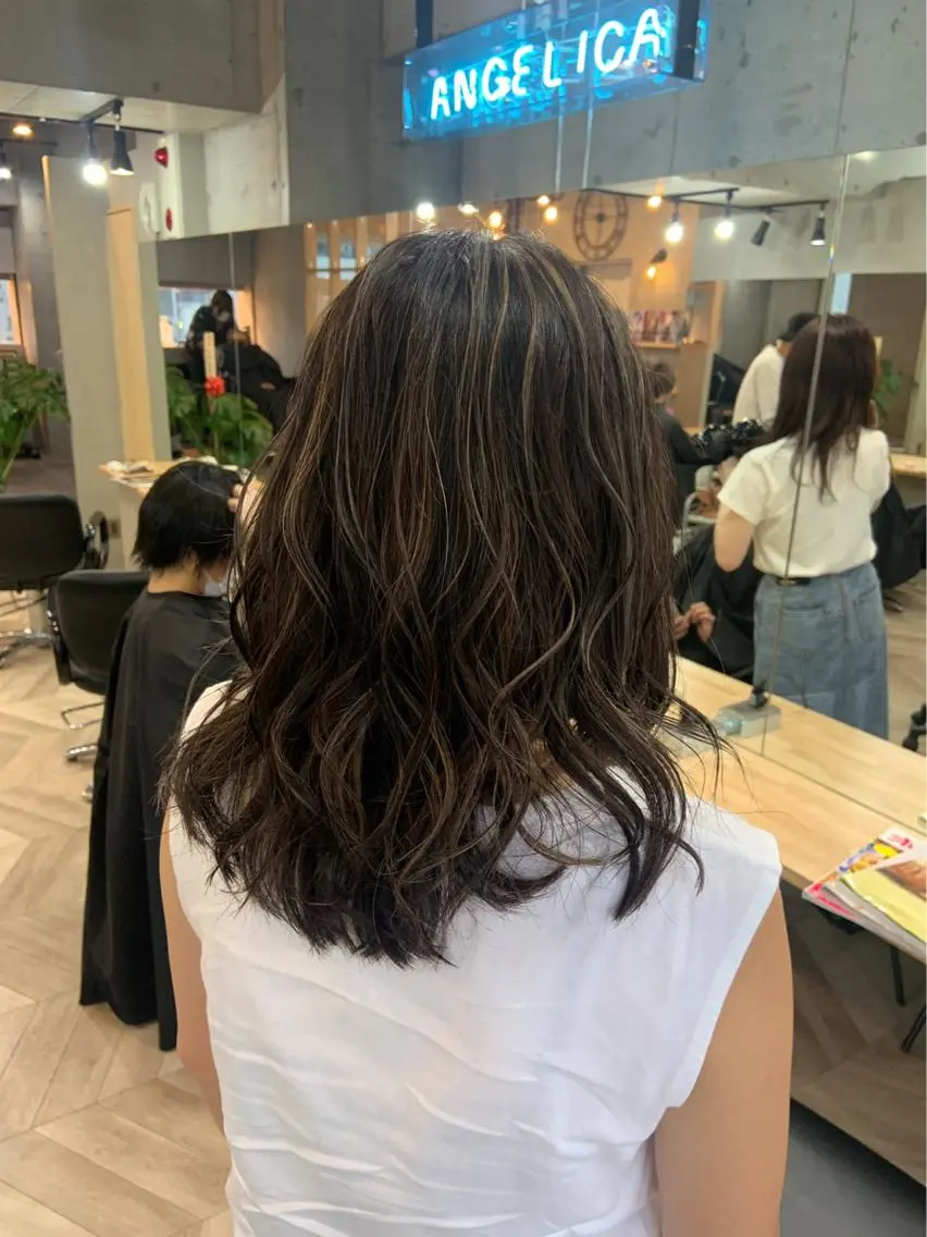 ミディアム カラー ブリーチ ハイライトカラー ハイライト カット ヘアカラー 的塲 優弥のヘアスタイル