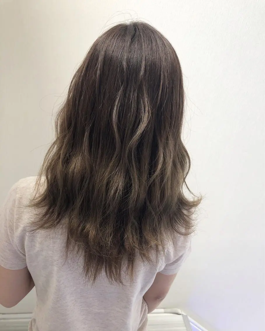 セミロング カラー ブリーチ グラデーションカラー グレージュ ブリーチなしカラー 白井 つづりのヘアスタイル