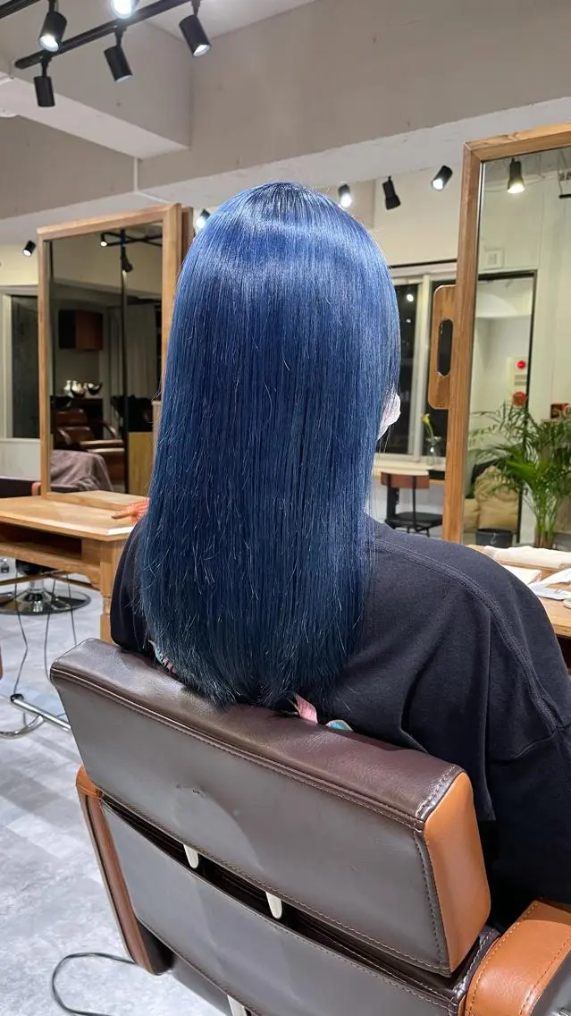 セミロング カラー アッシュ ブリーチ ブルーカラー ブルーグレー ブルーグレージュ navile原宿 yumaのヘアスタイル